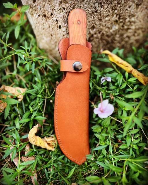 Etui à couteau en cuir végétal, couture main