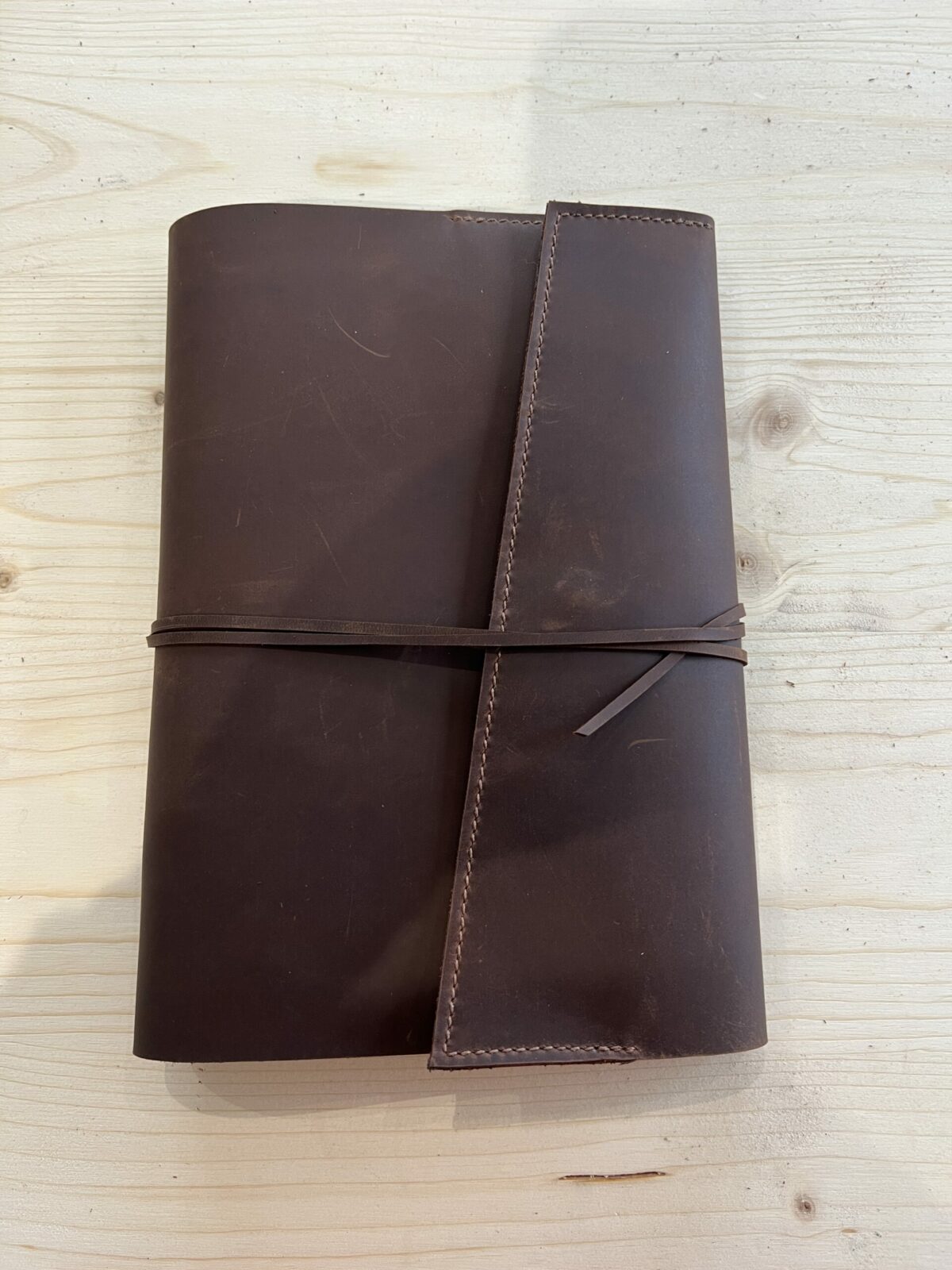 Carnet de voyage en cuir gras, cousu main