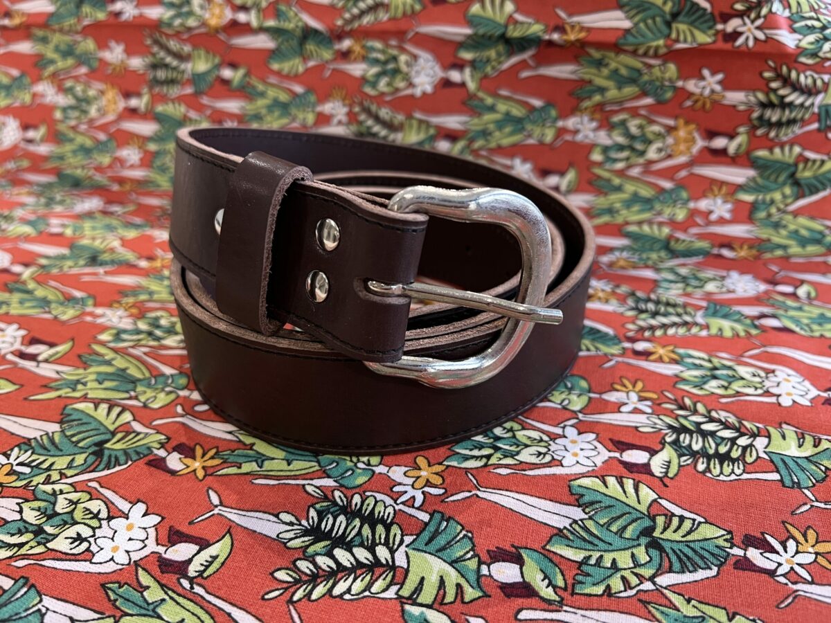 Ceinture en cuir marron avec couture